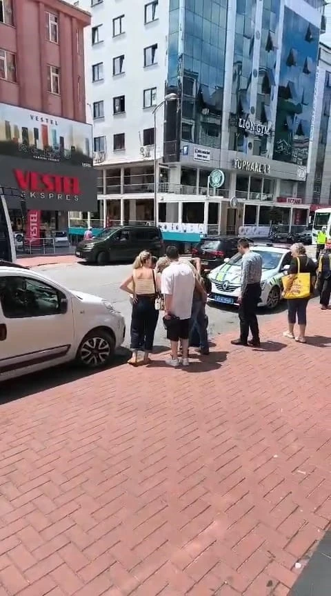 Scooterla dengesini kaybedip d&uuml;şen s&uuml;r&uuml;c&uuml; yaralandı
