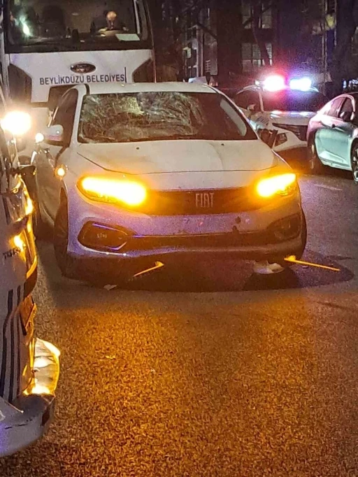 Scooterli &ccedil;ocuğa &ccedil;arptı, ailesi s&uuml;r&uuml;c&uuml;y&uuml; lin&ccedil; etmeye &ccedil;alıştı
