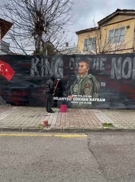 Şehidin resmini grafiti yapan gence Başkan Doğan&rsquo;dan hediye
