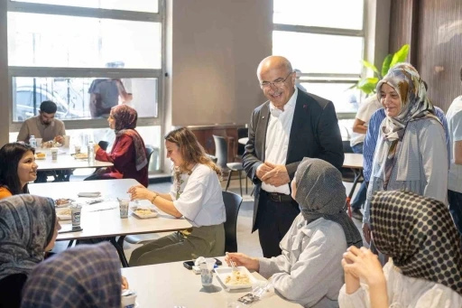 Şehir Kütüphanesi’nde öğrencilere yemek ikramı
