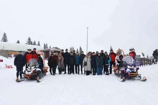 Şehit aileleri ve &ccedil;ocukları karın tadını jandarma ekipleriyle &ccedil;ıkardı
