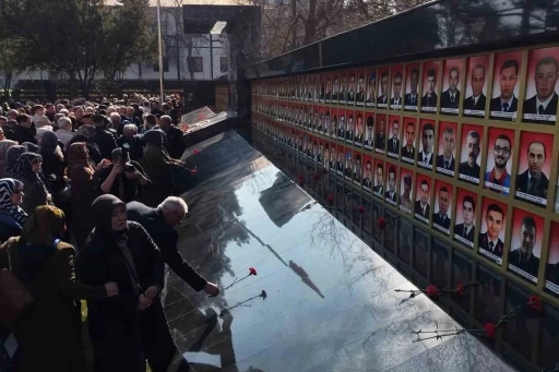 Şehit annelerinin evlat &ouml;zlemi y&uuml;rekleri dağladı: Fotoğraflarına bakıp dua ettiler
