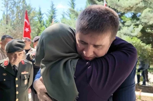 Şehit annesinden y&uuml;rek burkan s&ouml;zler: "Gelmesem k&uuml;st&uuml; zannediyorum"
