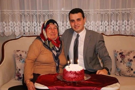 Şehit annesinin 70. doğum g&uuml;n&uuml;n&uuml; kutladı
