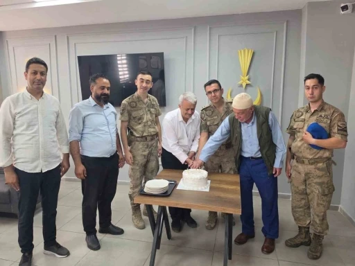 Şehit babaları jandarmanın kuruluş yıl d&ouml;n&uuml;m&uuml;n&uuml; unutmadı
