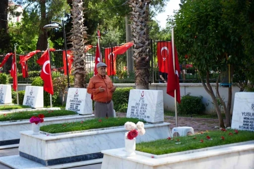 Şehit babası evladının kabri başında: "30 sene ge&ccedil;ti ama kolay ge&ccedil;medi"
