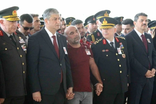 Şehit babası y&uuml;rekleri dağladı, oğlunun tabutuna koşup &ouml;pt&uuml;
