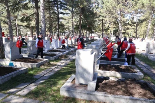 Şehit kabirleri bayram ve anma g&uuml;n&uuml;ne hazır
