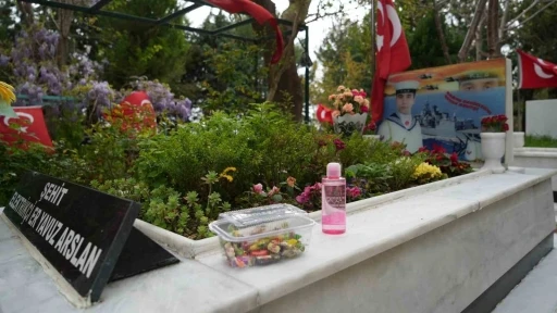 Şehit kabirlerine şeker ve kolonya bırakıldı
