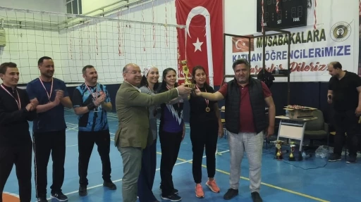 Şehit &ouml;ğretmen anısına d&uuml;zenlenen voleybol turnuvası sona erdi
