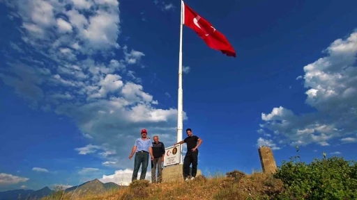 Şehit &Ouml;ğretmen Neşe Alten&rsquo;in adını bin 215 rakımlı tepede yaşattı: 16 metrelik T&uuml;rk bayrağı dikti
