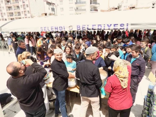 Şehit &ouml;ğretmen ve &ouml;ğrenciler i&ccedil;in Selendi&rsquo;de duygu dolu hayır
