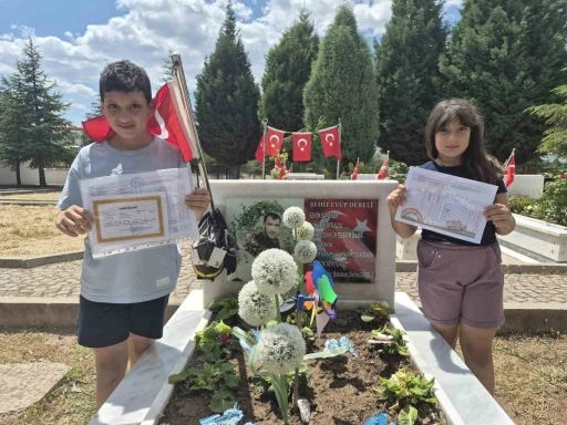 Şehit operat&ouml;r&uuml;n &ccedil;ocukaları karnelerinin babalarının kabrine g&ouml;t&uuml;rd&uuml;
