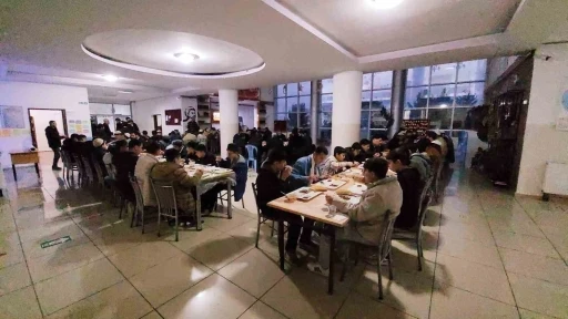 Şehit &Ouml;zkan &Ouml;zendi Anadolu İmam Hatip Lisesi&rsquo;nden a&ccedil;ık &ouml;ğretim &ouml;ğrencilerine iftar
