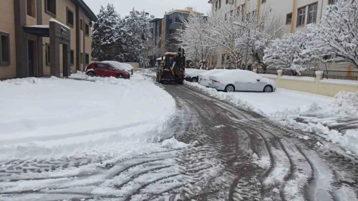 Şehitkamil&rsquo;de karla m&uuml;cadele aralıksız s&uuml;r&uuml;yor
