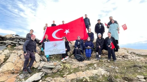 Şehitler i&ccedil;in zirveye tırmandılar
