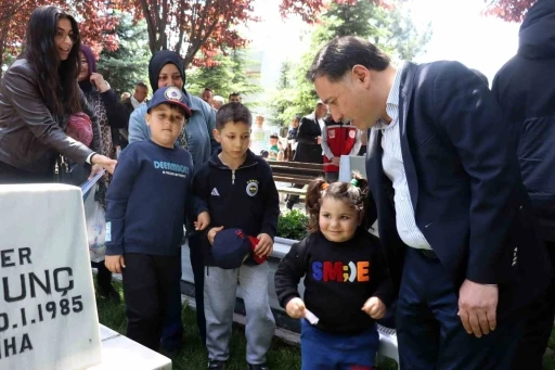 Şehitlikte h&uuml;z&uuml;nl&uuml; arife
