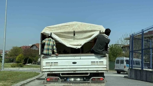 Şehrin göbeğinde kamyonet kasasında çocukların tehlikeli yolculuğu
