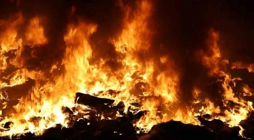 Şehrin merkezindeki çöplükten yükselen alevler korkuttu
