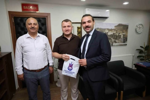 Şehzadeler Belediyesi&rsquo;nden personele Babalar G&uuml;n&uuml; jesti
