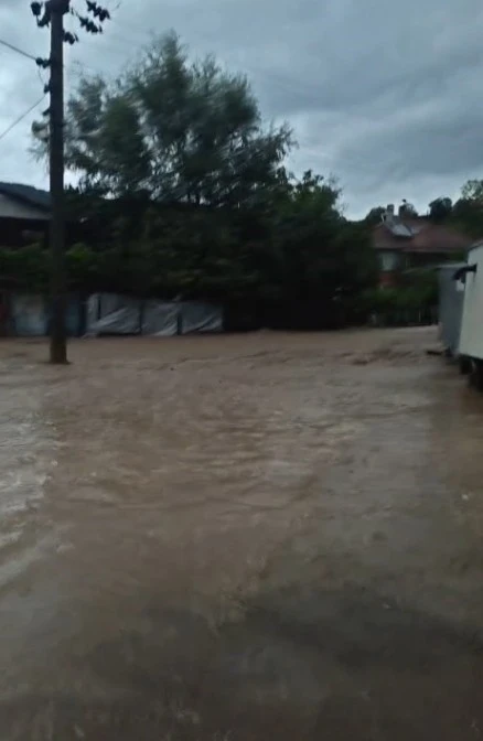Sel afetinin yaşandığı Cide&rsquo;de derenin taştığı anlar kamerada
