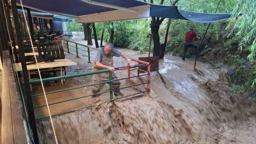 Sel &Ccedil;ağlayan&rsquo;ı vurdu, turizm beldesinde hasar oluştu
