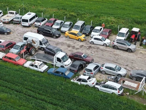 Sel felaketinin yaşandığı il&ccedil;ede ara&ccedil; mezarlığı oluştu
