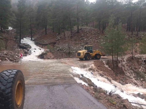 Sel, heyelan ve kar yağışına karşı yoğun m&uuml;cadele
