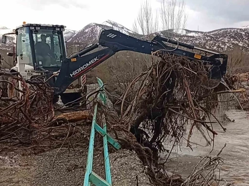 Sel k&ouml;pr&uuml;leri tıkadı, ekipler sahada
