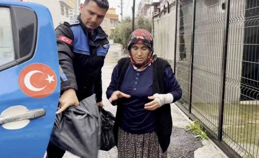 Sel riskine karşı sahada olan zabıta ekipleri vatandaşa yardım etti
