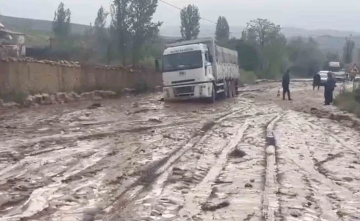 Sel suları iki il&ccedil;eyi birbirine bağlayan yolda ulaşımı aksattı
