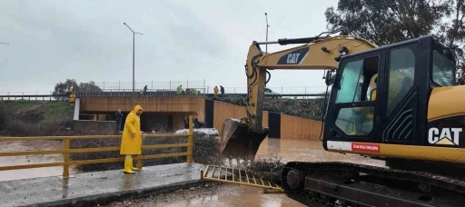 Sel suları y&uuml;kselince minib&uuml;s&uuml;n &uuml;zerinde mahsur kalan vatandaşları belediye ekipleri kurtardı

