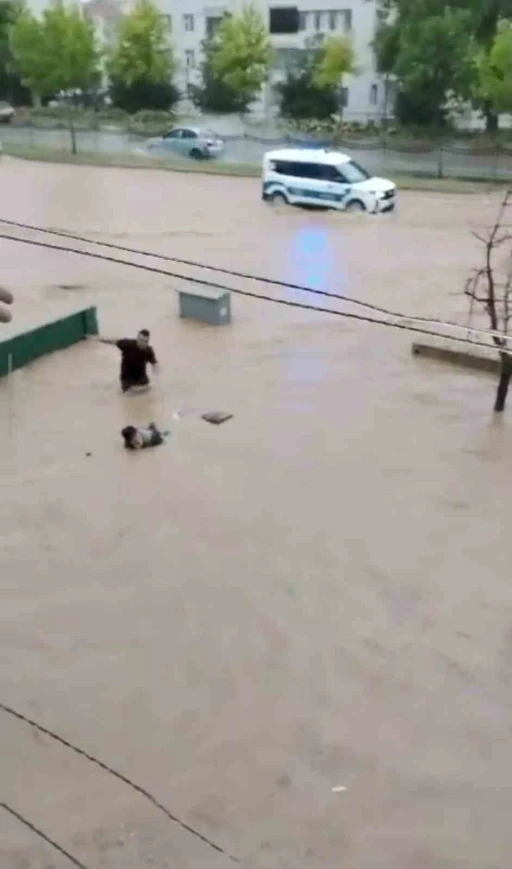 Sel sularına kapılan yaşlı adamı son anda kurtardılar
