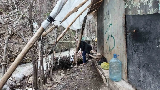 Sel sularından korunmak i&ccedil;in odun ve &ccedil;alılarla &ouml;nlem aldı
