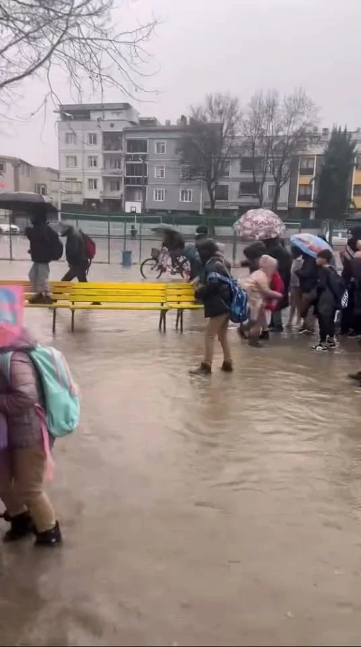Sel ve fırtınada mahsur kalan &ouml;ğrenciler i&ccedil;in banklardan k&ouml;pr&uuml;
