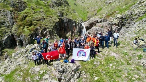 Şelaleyi g&ouml;rmek i&ccedil;in yaklaşık 3 kilometrelik tepeye tırmandılar
