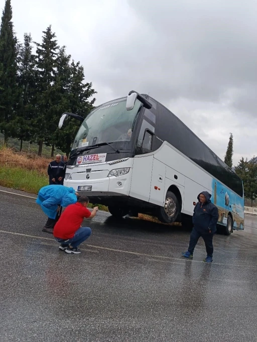Sel&ccedil;uk&rsquo;ta rampayı &ccedil;ıkamayan tur otob&uuml;s&uuml; şarampole kaydı
