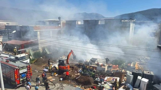 Selçuk’taki hurda deposunda çıkan yangın kontrol altına alındı
