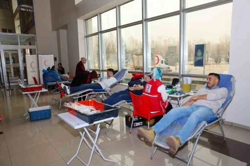 Sel&ccedil;uklu Belediyesi personeli ve vatandaşlardan kan bağışı kampanyasına destek
