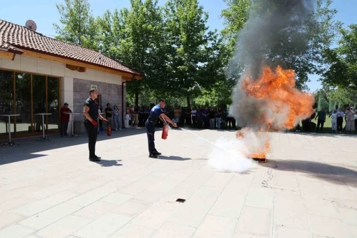 Sel&ccedil;uklu Belediyesi personeline uygulamalı yangın eğitimi verildi
