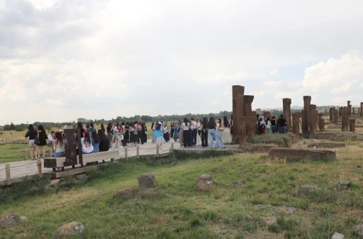 Sel&ccedil;uklu Meydan Mezarlığı&rsquo;nda yaz yoğunluğu başladı
