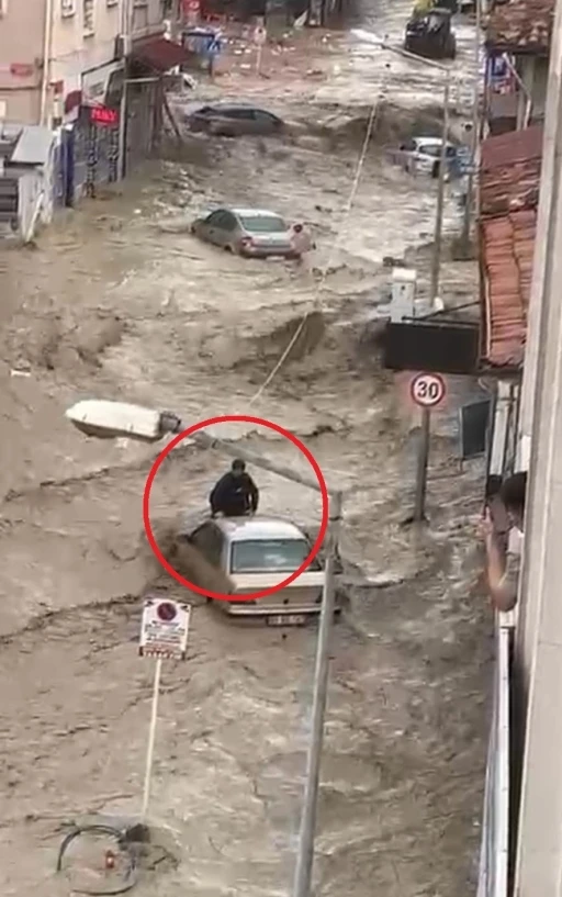 Selde can pazarı: Sel sularına kapılan aracın &uuml;zerinde hayata tutundu
