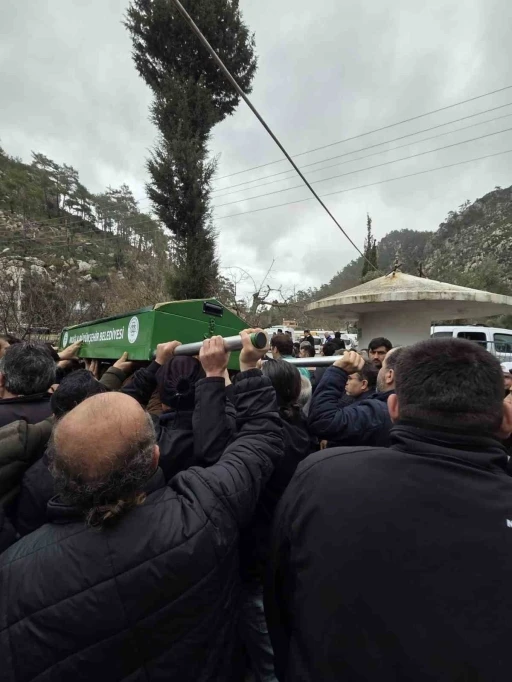 Selde hayatını kaybeden belediye iş&ccedil;isi son yolculuğuna uğurlandı
