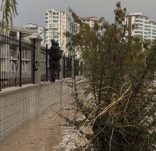 Selde kaldırım kayboldu, hastane duvarından y&uuml;r&uuml;yerek ge&ccedil;ti
