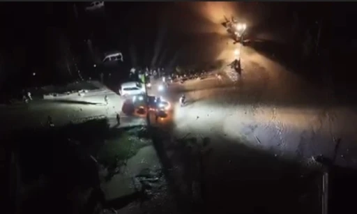 Sele kapılan ara&ccedil;taki 2 kişi hayatını kaybetti, &ccedil;evre illerden destek ekipleri sevk edildi

