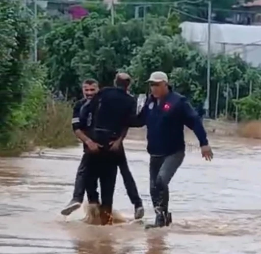 Sele kapılan şahsı mahalle sakinleri kurtardı
