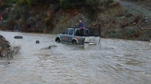 Sele teslim olan yollarda ara&ccedil;lar mahsur kaldı: Yaşanan zor anlar kamerada
