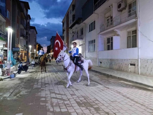 Selendi&rsquo;de cirit atlı fener alayı
