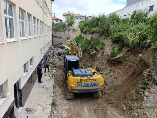 Selendi&rsquo;de &ccedil;&ouml;ken okul duvarında yapım &ccedil;alışmaları başladı
