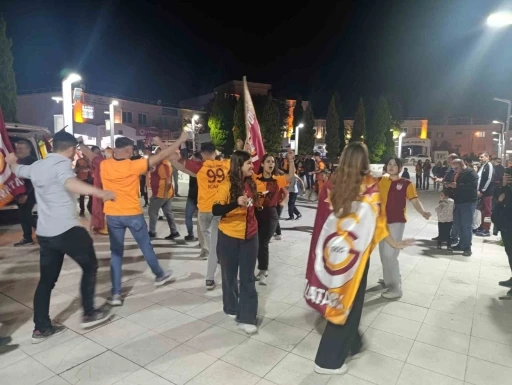Selendi sarı-kırmızı renklere b&uuml;r&uuml;nd&uuml;
